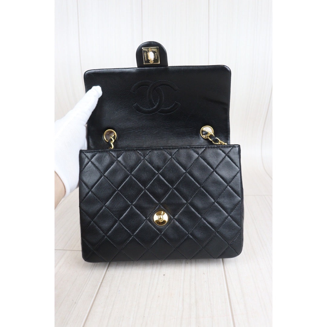 Rank AB ｜ CHANEL Black Lanbskin Square 20 Shoulder Bag Made In 1989～1991 Year｜23101211