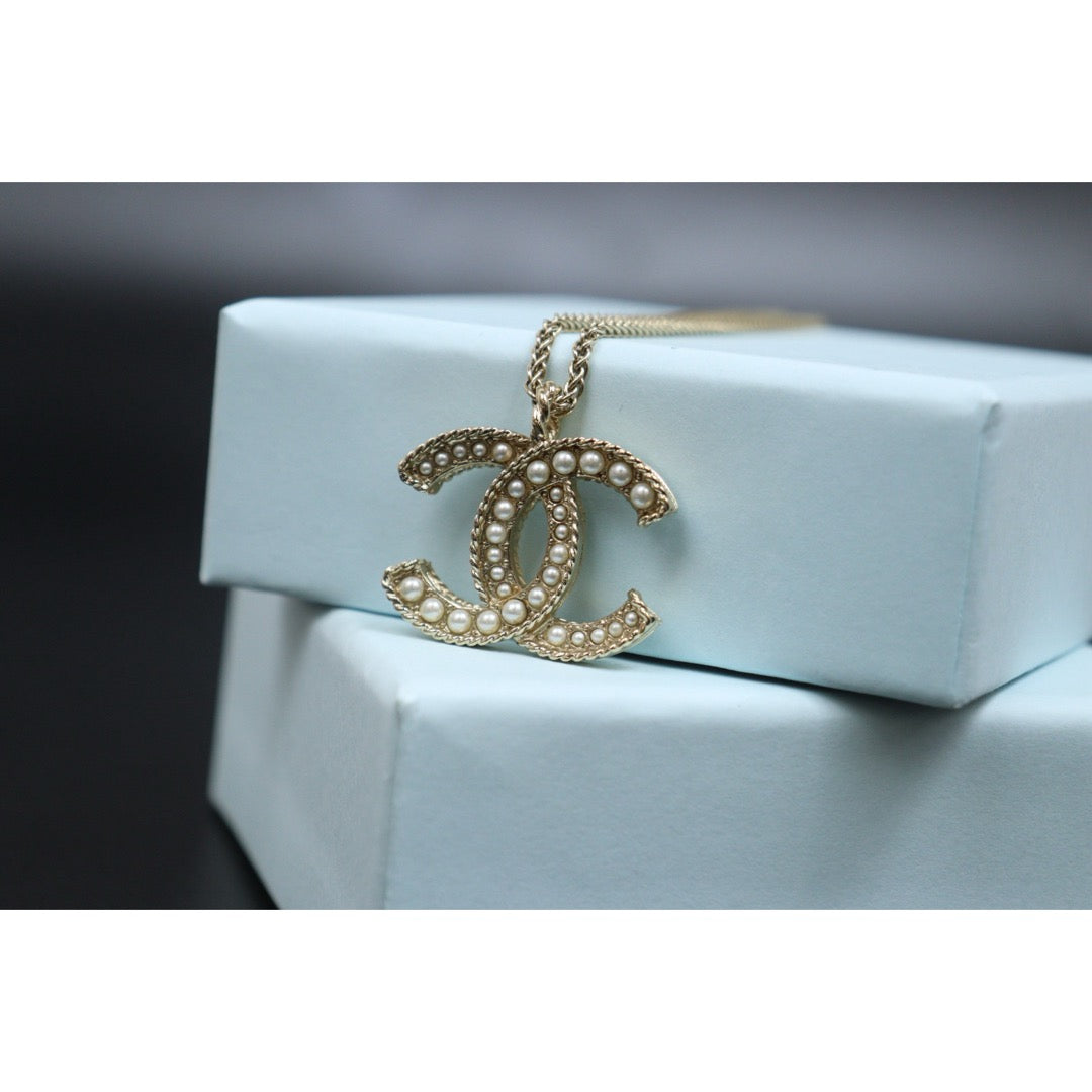Include Authentic Detective Certificate of Authenticity｜Very Good ( Rank A) ｜ CHANEL A20V  Coco Mark  Pearl  Necklace｜S26031002