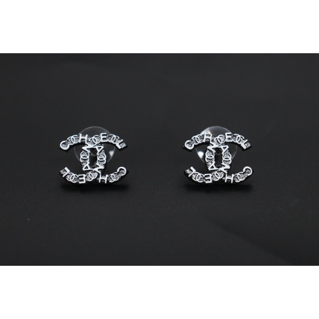 Include Authentic Detective Certificate of Authenticity｜Very Good ( Rank A) ｜CHANEL COCO Mark  A21P Black White Earrings Made In 2021Year｜S26031004
