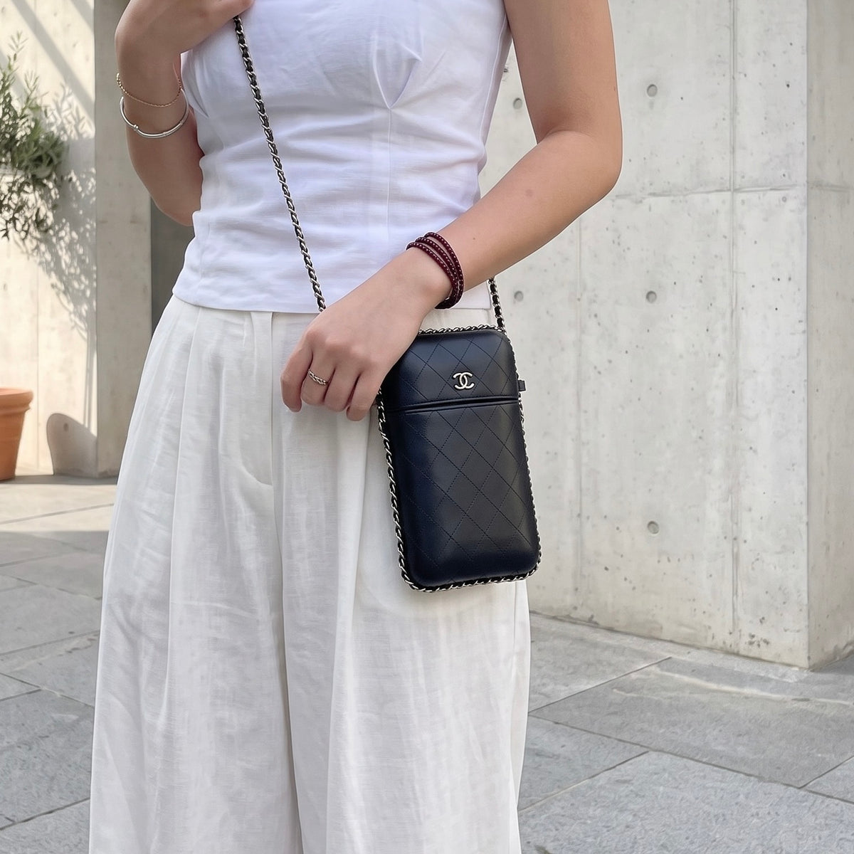 Include Entrupy Certificate of Authenticity｜Very Good（Rank A）｜CHANEL Calfskin Mixed Metal Hardeare Chain Phone Holder Shoulder Bag Black Made in 2016-2017Year｜S26090741