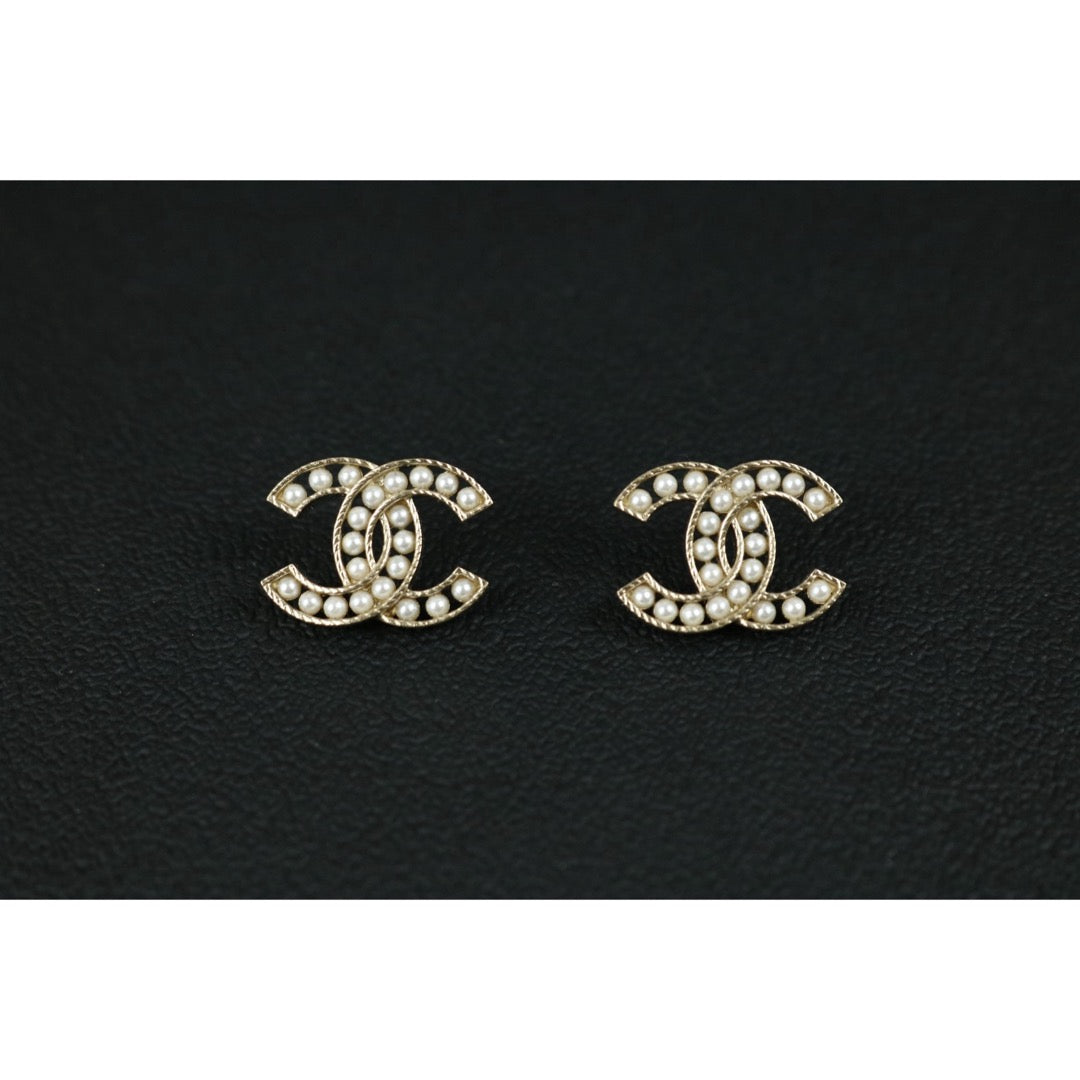 Include Authentic Detective Certificate of Authenticity｜Very Good ( Rank A) ｜CHANEL A21B Coco Mark Pearl Earrings Made In 2021Year ｜S26051505