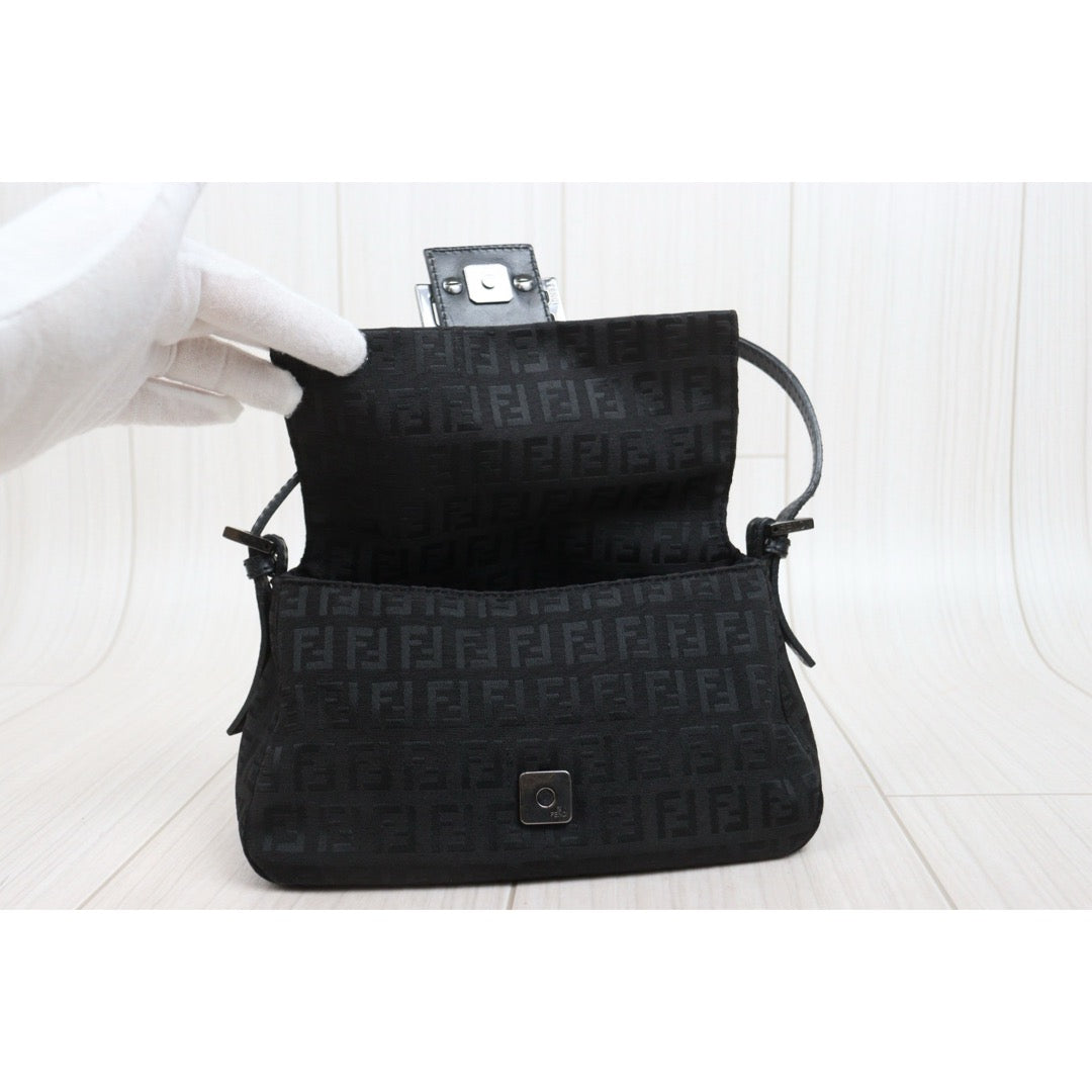 Good ( Rank AB)｜ FENDI Mamma Baguette Shoulder Bag Black ｜26012215