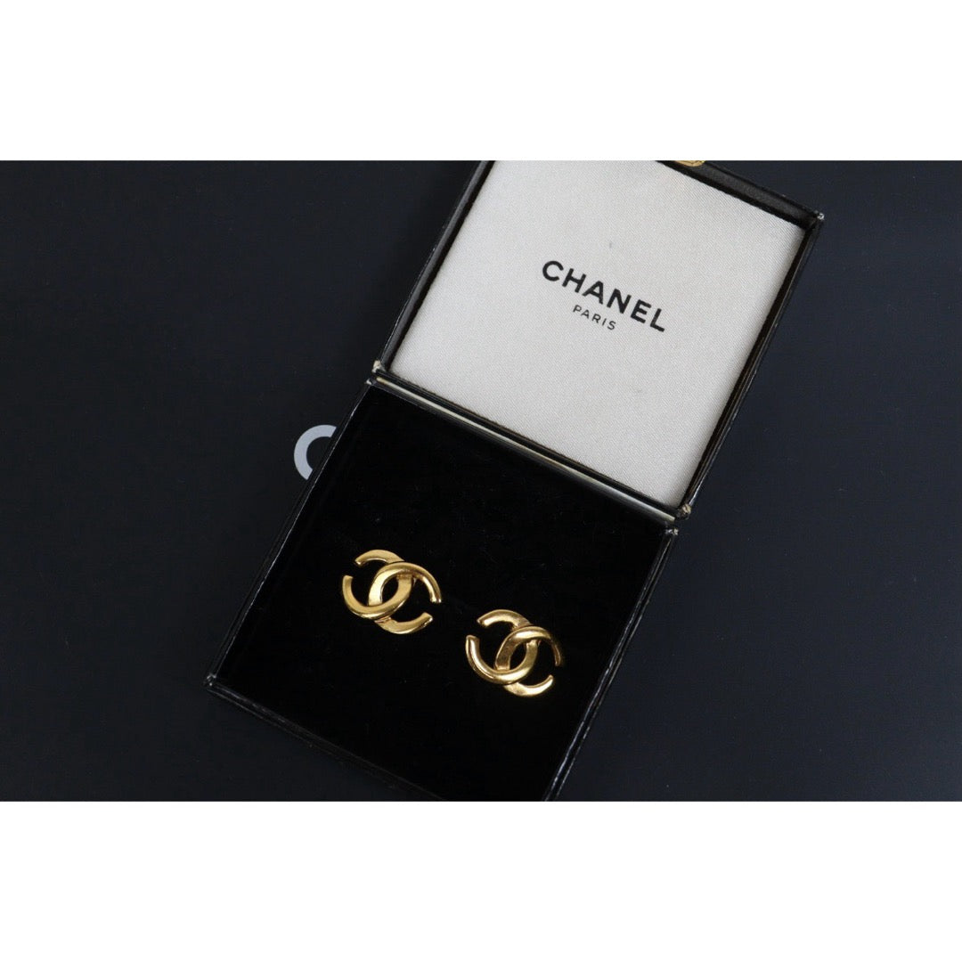 Include Authentic Detective Certificate of Authenticity｜Very Good ( Rank A) ｜CHANEL 01P Coco Mark Golden Earrings Made In 2001 Year ｜26060805