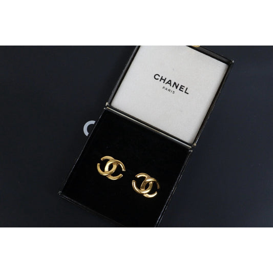 Include Authentic Detective Certificate of Authenticity｜Very Good ( Rank A) ｜CHANEL 01P Coco Mark Golden Earrings Made In 2001 Year ｜26060805