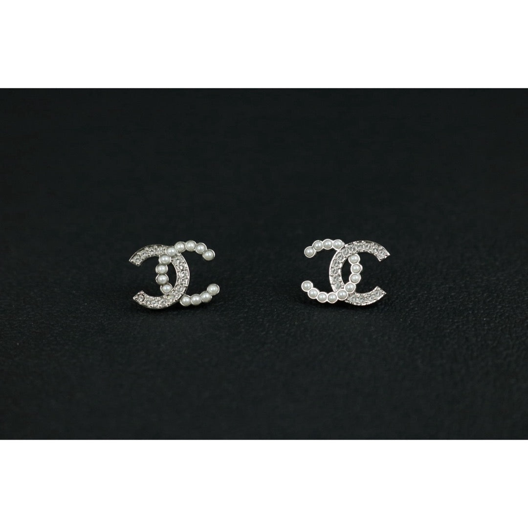 Include Authentic Detective Certificate of Authenticity｜Very Good ( Rank A) ｜CHANEL B24S COCO Mark Pearl Rhinestone Earrings Made In 2024Year｜S26061603