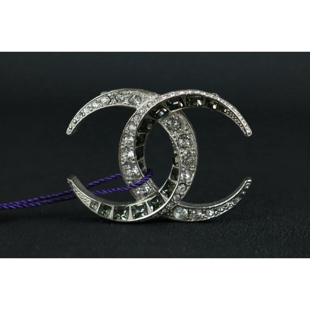 Include Authentic Detective Certificate of Authenticity｜Very Good ( Rank A)｜ CHANEL B15C Coco Mark Silver Rhinestone Brooch ｜S26050708