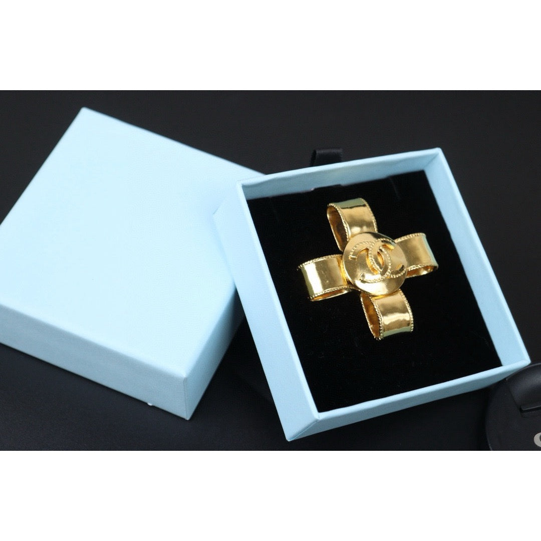 Very Good ( Rank A)｜ CHANEL Bow tie  Gold Brooch ｜S24112501