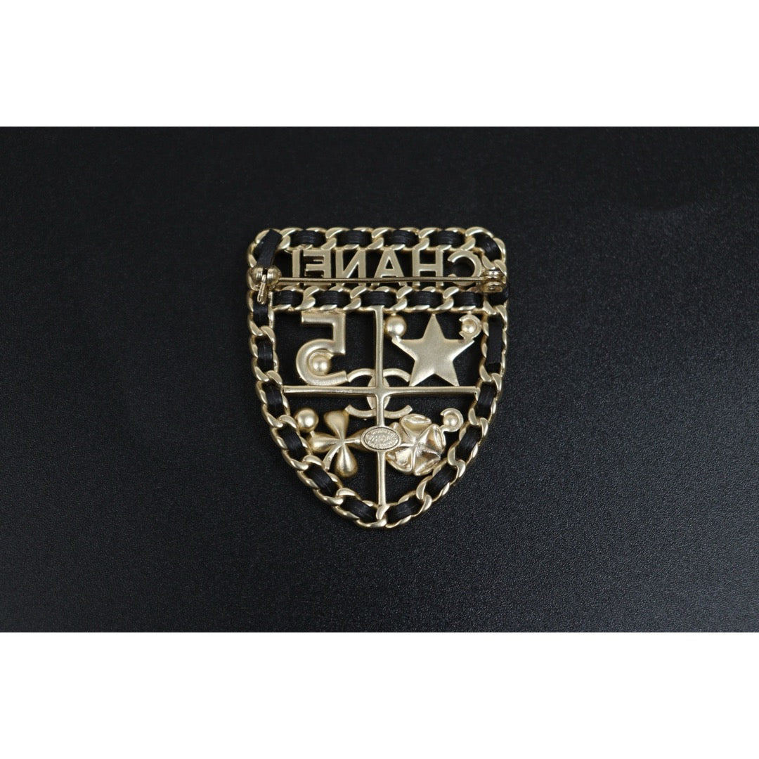 Include Authentic Detective Certificate of Authenticity｜Very Good ( Rank A)｜ CHANEL 21A Coco Mark Shield Brooch Made In 2021Year ｜26052007