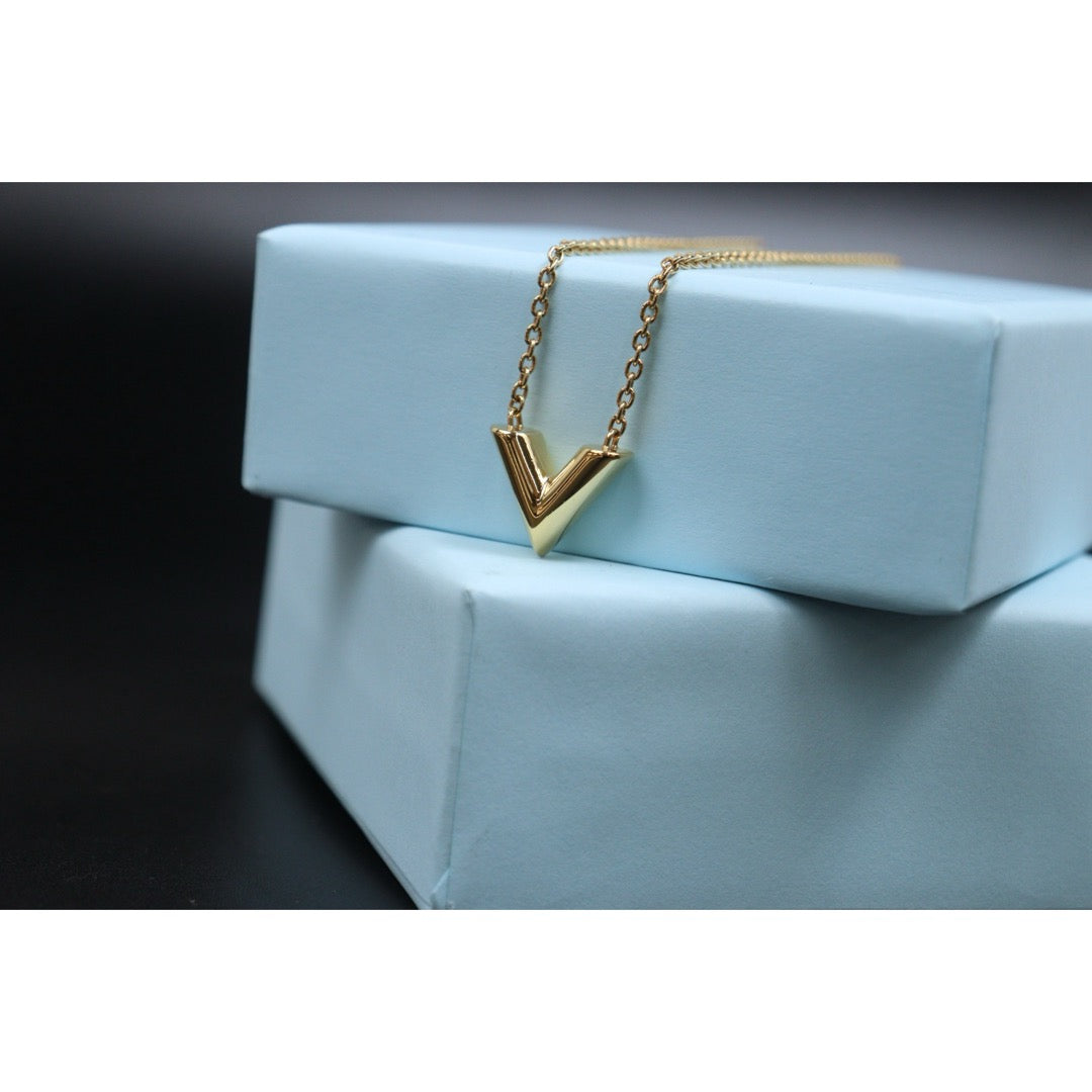 Include Authentic Detective Certificate of Authenticity｜Very Good ( Rank A) ｜  Louis Vuitton Collier Essential V Necklace ｜26041306