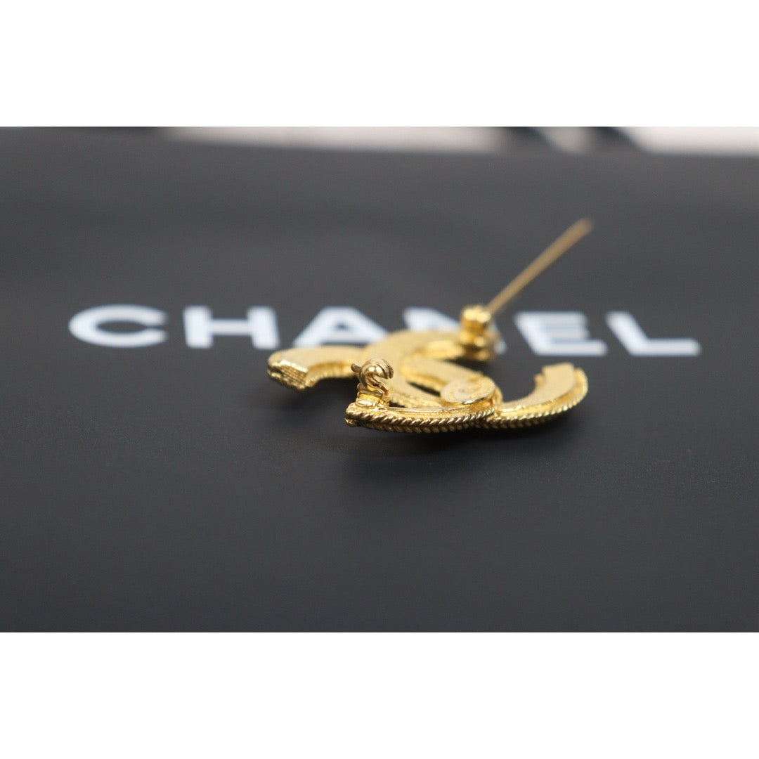 Include Authentic Detective Certificate of Authenticity｜Very Good ( Rank A)｜ CHANEL Vintage Coco Mark Engraved Brooch ｜26062905