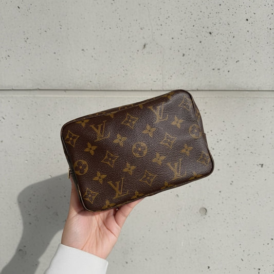Include Entrupy Certificate of Authenticity｜Good ( Rank AB)｜ Louis Vuitton Truth Toilet 18 Monogram Makeup Pouch｜26050802