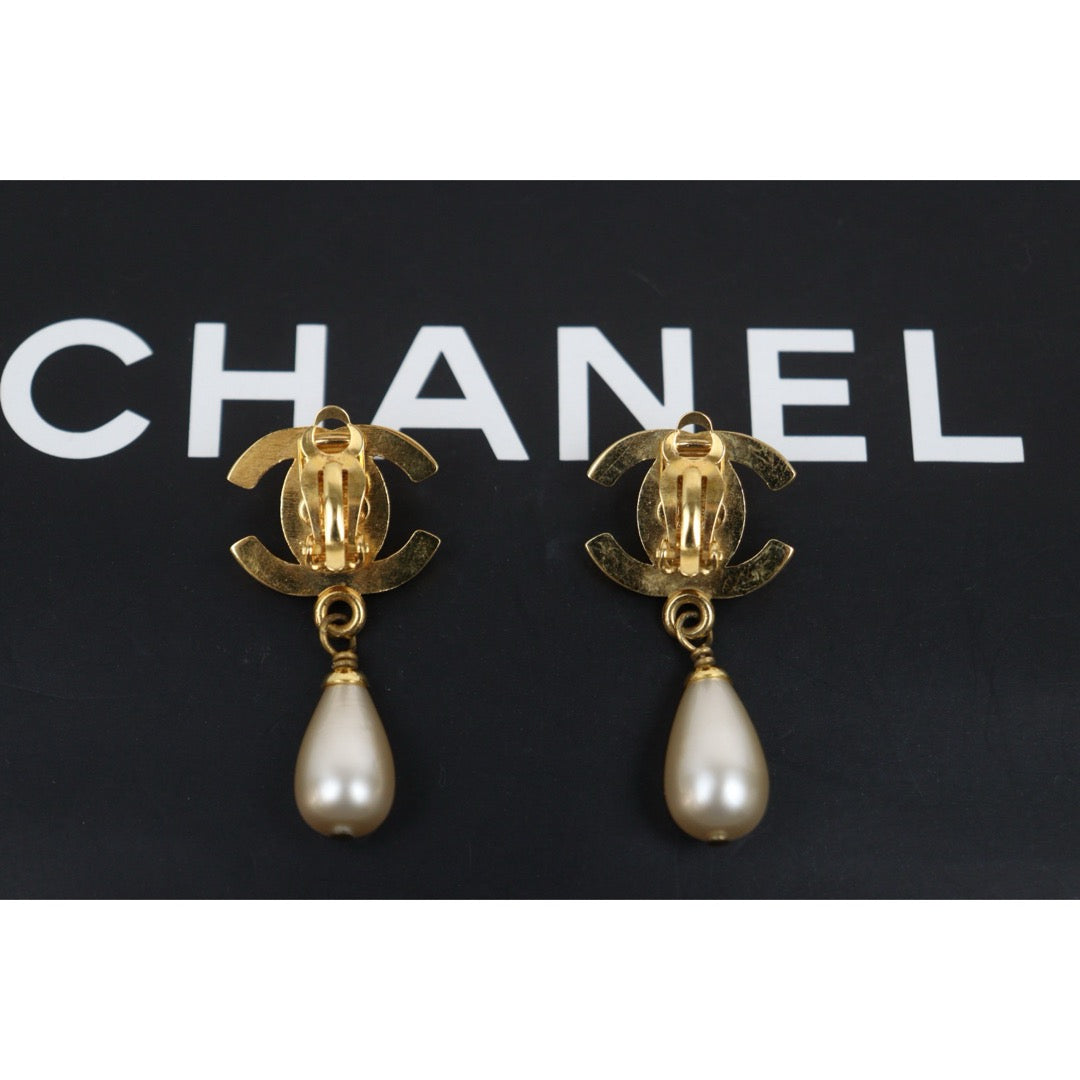 Very Good ( Rank A) ｜CHANEL  COCO Mark  Water Drop Pearl Earrings Made In 1996Year｜S25110436