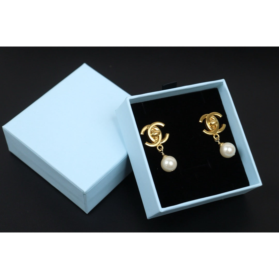 Very Good ( Rank A) ｜CHANEL 96A 18K Gold Plating Pearl Earrings Made In 1996 Year｜25122304