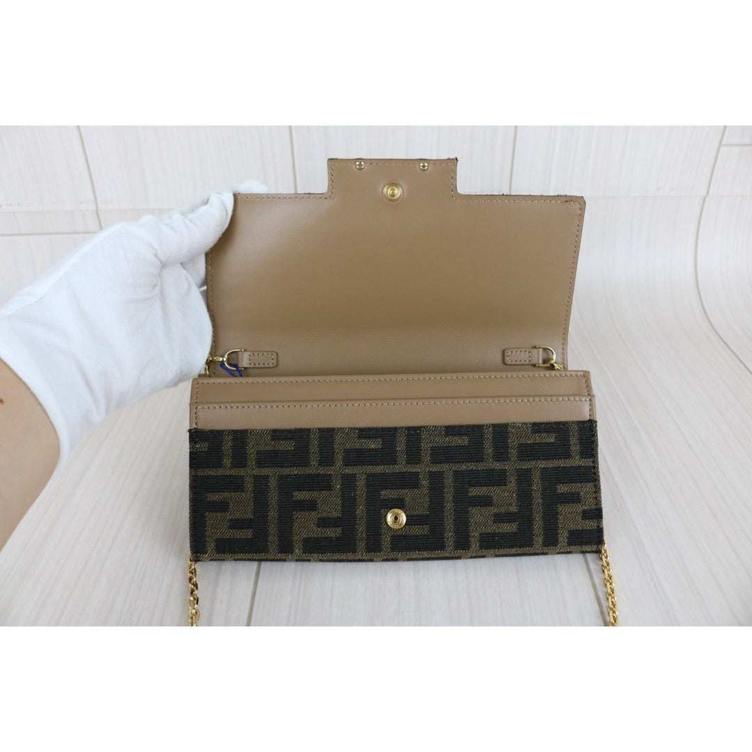 Very Good ( Rank A)｜FENDI  Zucca Mamma Continental With Chain｜S25081801