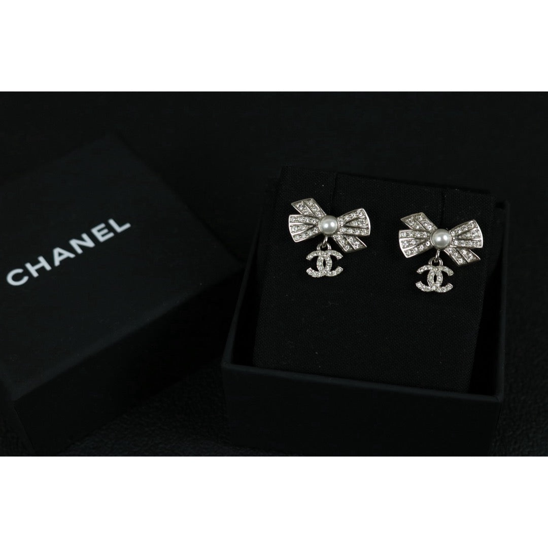 Include Authentic Detective Certificate of Authenticity｜Very Good ( Rank A) ｜CHANEL A22P COCO Mark Bow Pearl Rhinestone Earrings Made In 2022 Year｜S26071001