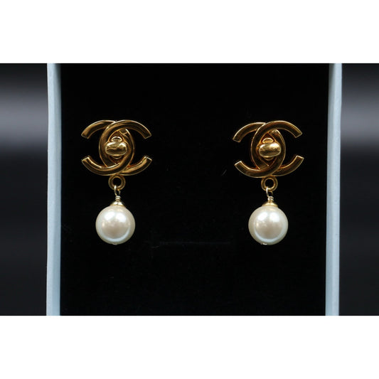 Very Good ( Rank A)|CHANEL Vintage 18K Gold Plating Pearl Earrings Made In 1997Year |24122628