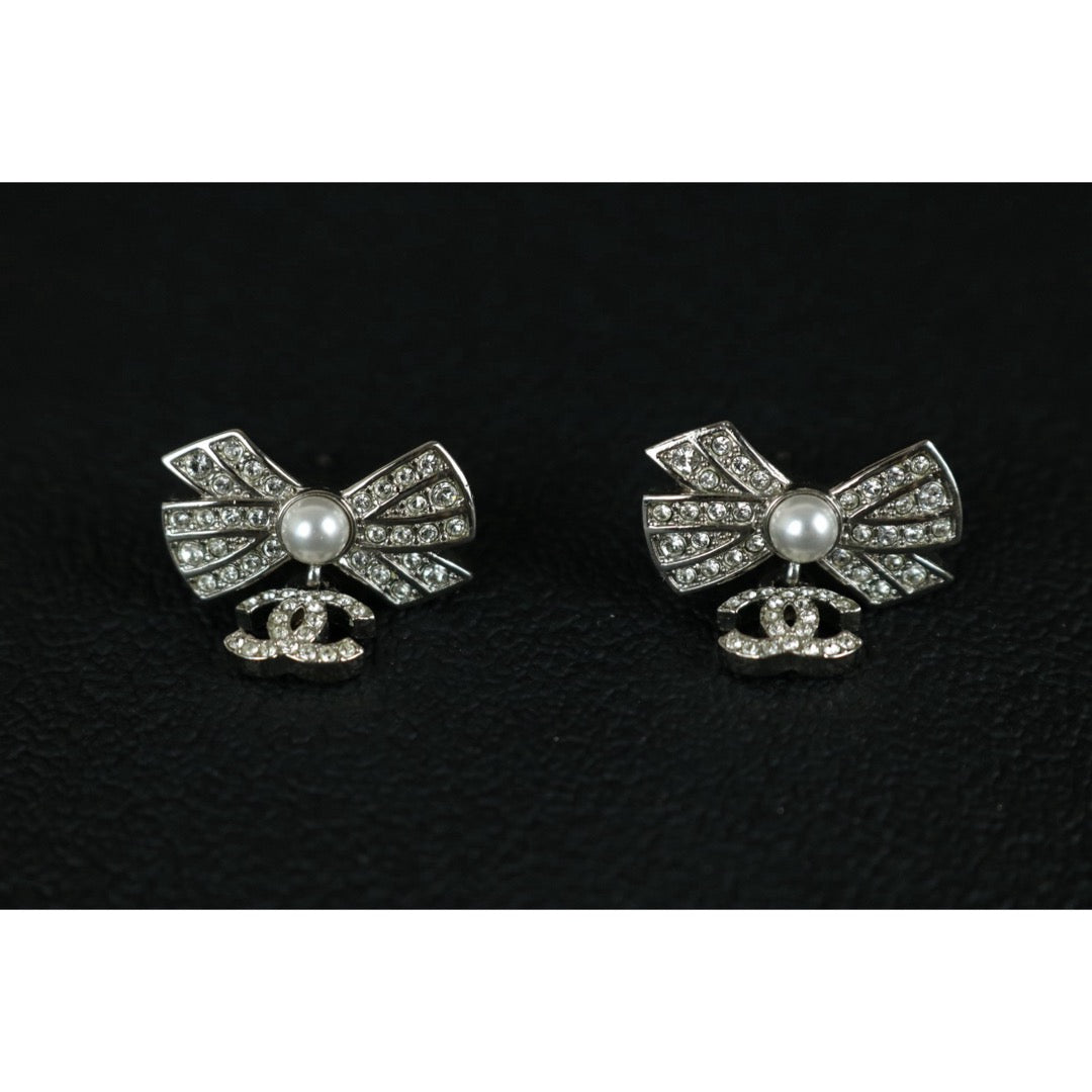 Include Authentic Detective Certificate of Authenticity｜Very Good ( Rank A) ｜CHANEL A22P COCO Mark Bow Pearl Rhinestone Earrings Made In 2022 Year｜S26071001