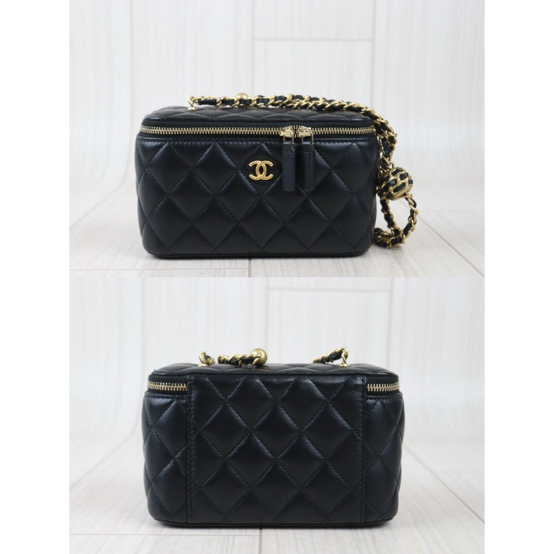 Very Good ( Rank A)｜ CHANEL Matrasse Lamb Skin Vanity Shoulder Bag  Made In 2022～2023Year ｜P24083011