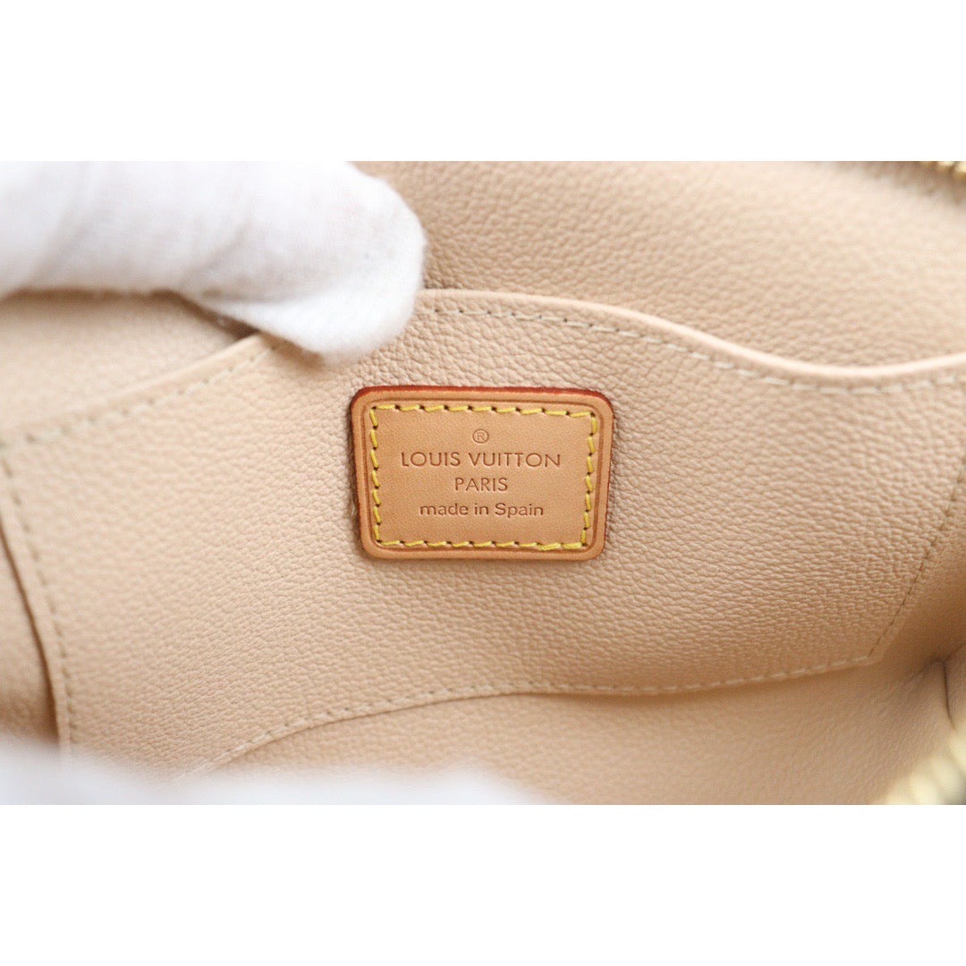 Rank A ｜LV Monogram Pochette Cosmetics｜23092808