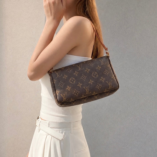 Include Entrupy Certificate of Authenticity｜Very Good ( Rank A) ｜ Louis Vuitton Monogram Pochette Accessoire｜26080621
