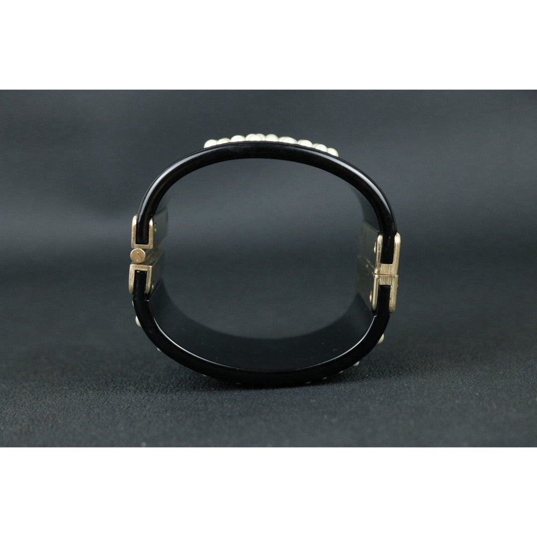 Include Authentic Detective Certificate of Authenticity｜Very Good ( Rank A) ｜ CHANEL Coco Mark Pearl Acrylic Bracelet ｜S26053004