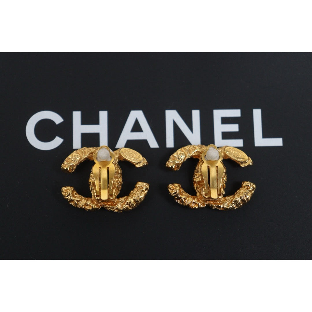 Include Authentic Detective Certificate of Authenticity｜Very Good ( Rank A) ｜CHANEL COCO Mark Crush Ear Cuffs Earrings ｜26070309
