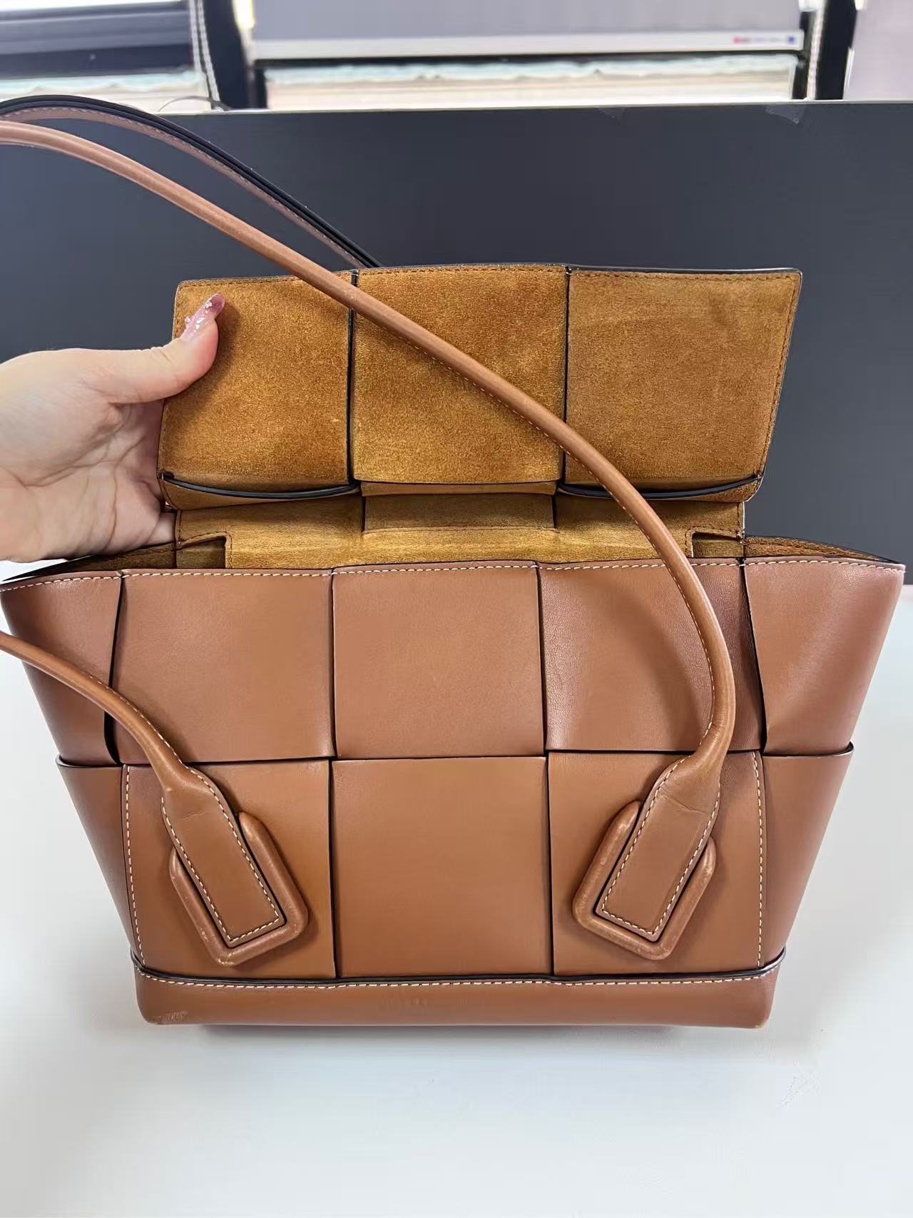 Bottega Veneta arco 33 Bag