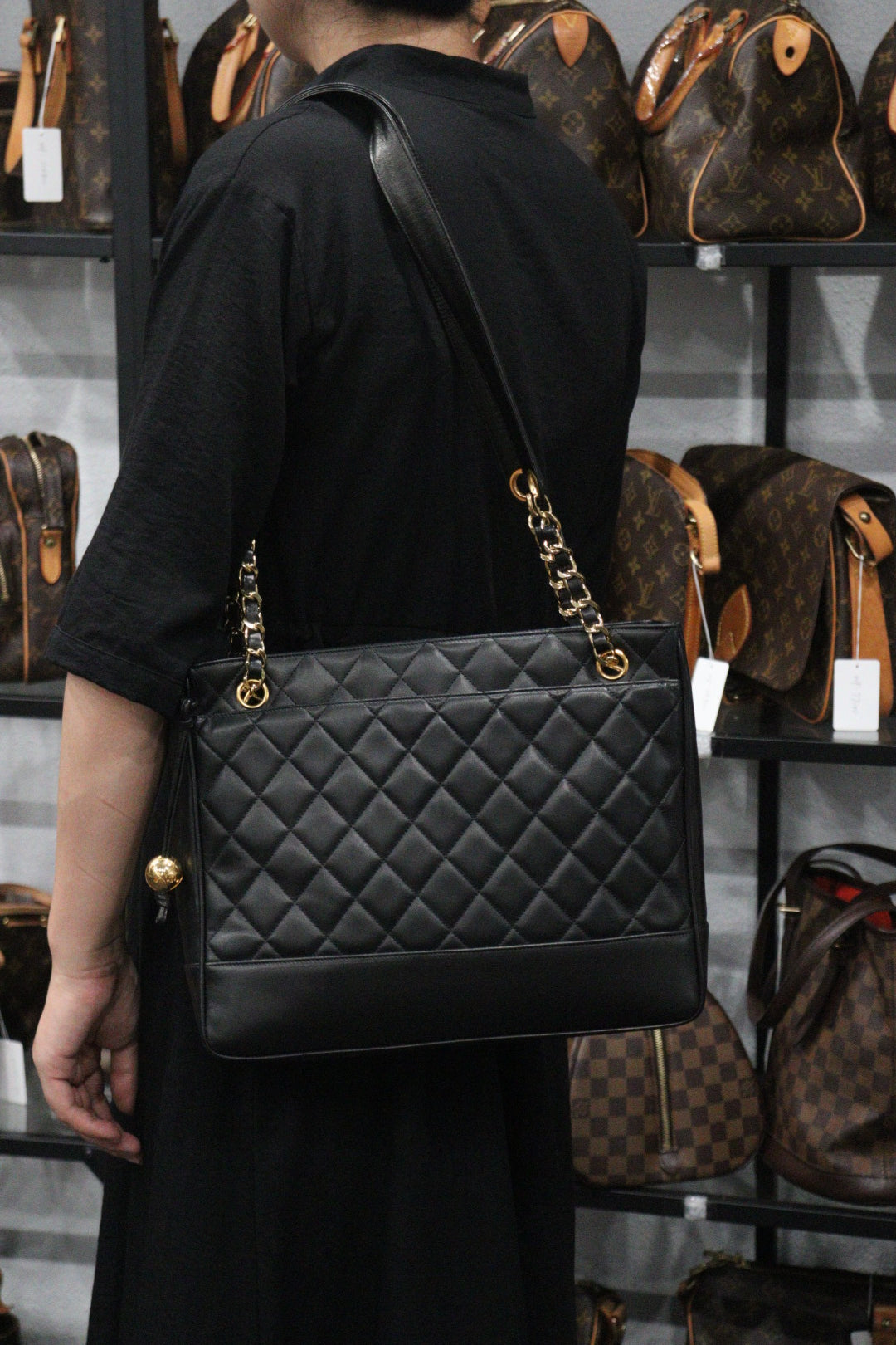 Very Good ( Rank A)｜ CHANEL Matrasse Lamb Skin  Tote Bag Black  Made In 1991-1994 Year｜W24080704