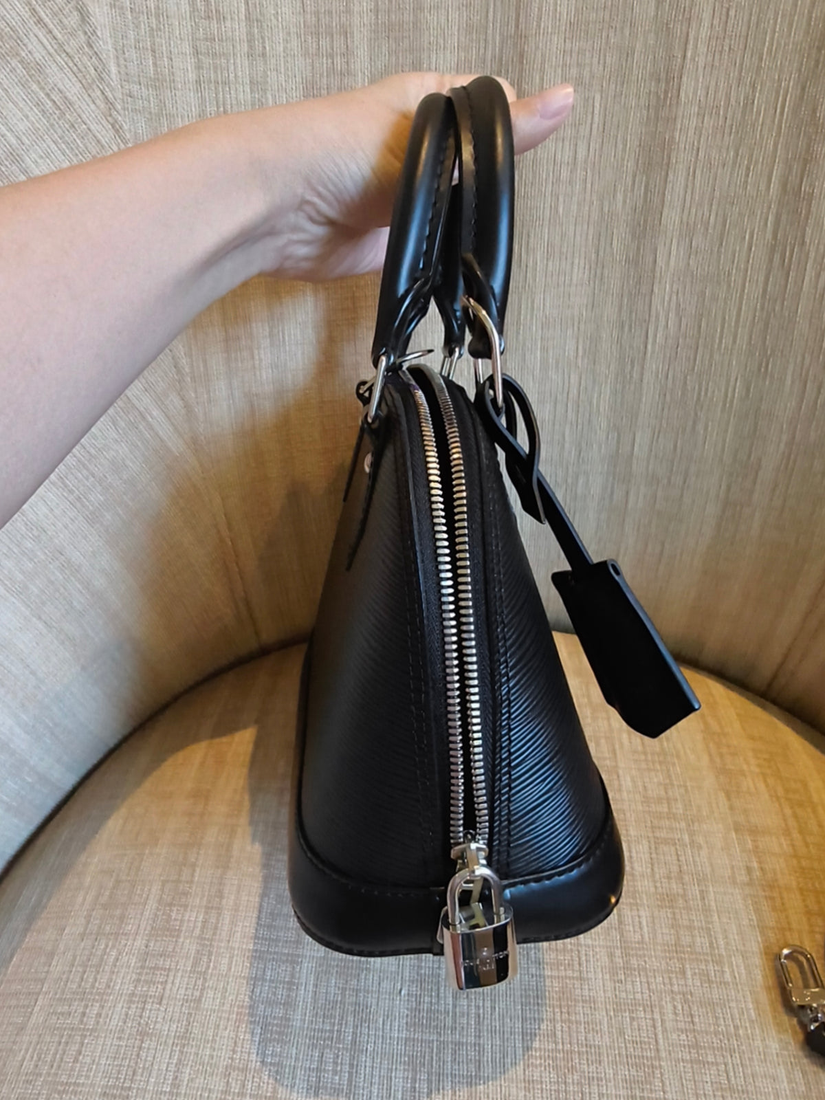 Include Entrupy Certificate of Authenticity｜Very Good ( Rank A) ｜Louis Vuitton Epi Alma BB HandBag Shoulder Bag