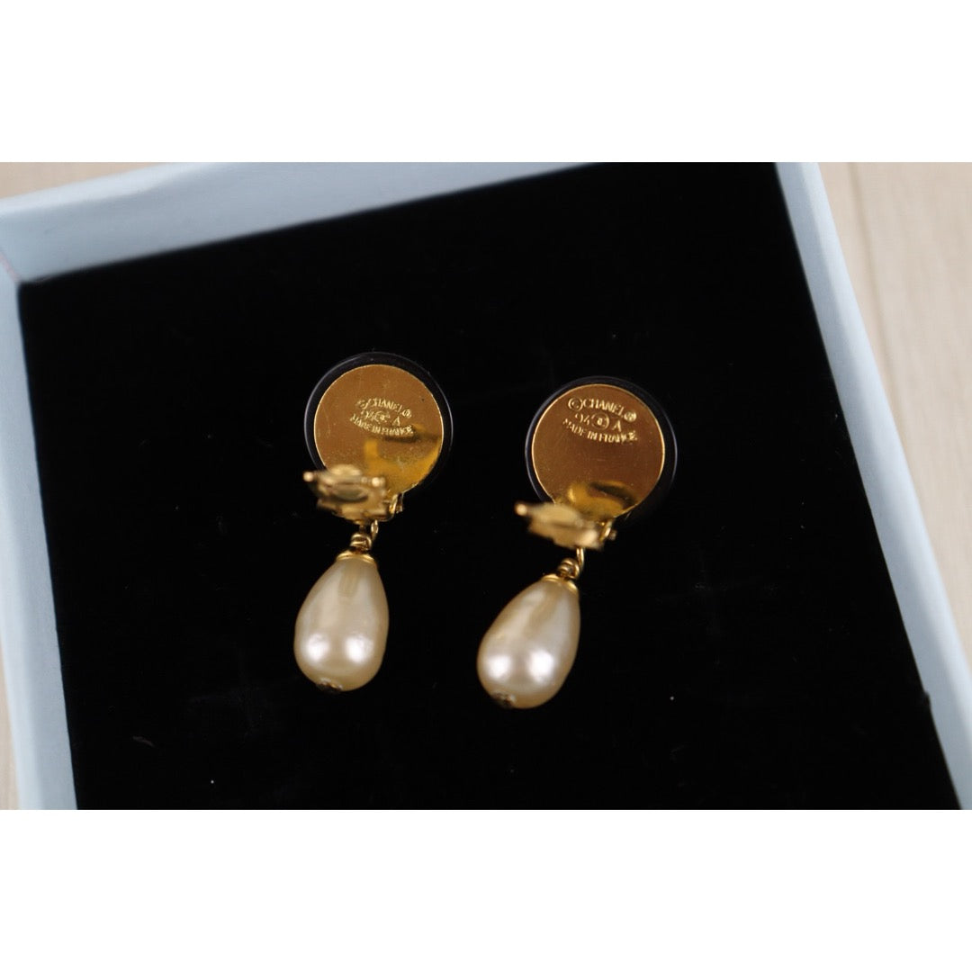 Include Authentic Detective Certificate of Authenticity｜Very Good ( Rank A) ｜CHANEL 94A COCO Mark  Water Drop Pearl Earrings Made In 1994Year｜26021912