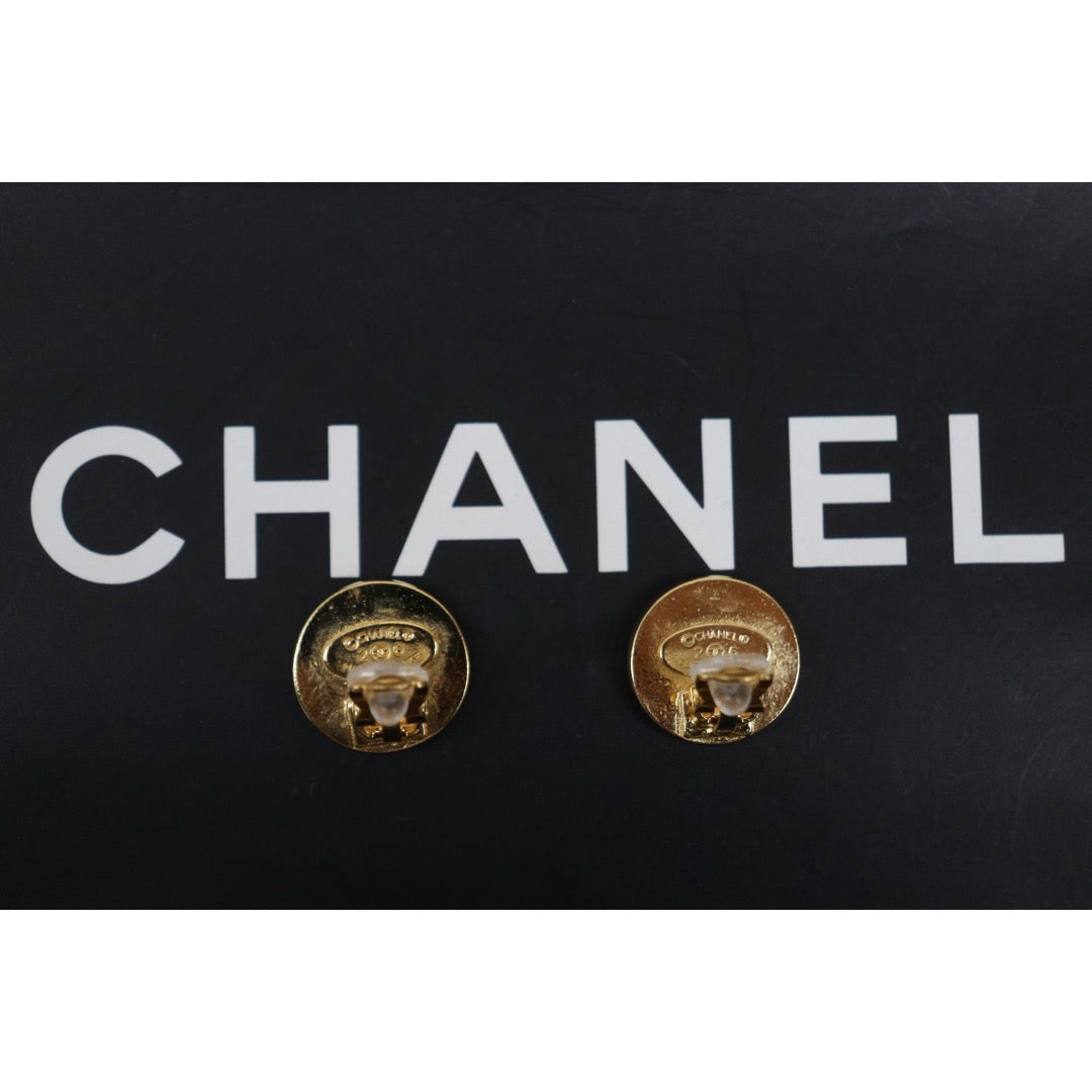 Include Authentic Detective Certificate of Authenticity｜Very Good ( Rank A) ｜ CHANEL Coco Mark  Black Golden Vintage Earrings ｜26011508