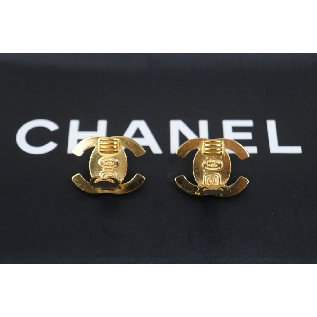 Include Authentic Detective Certificate of Authenticity｜Very Good ( Rank A) ｜CHANEL 96A Vintage 18K Gold Plating Earrings Made In 1996 Year GM｜26031908