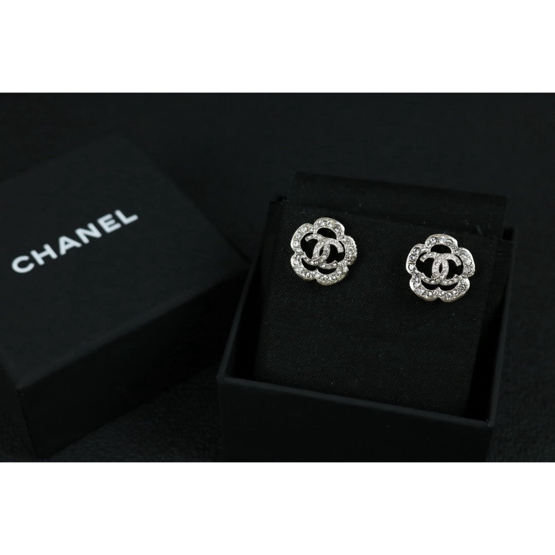 Include Authentic Detective Certificate of Authenticity｜Very Good ( Rank A) ｜CHANEL C21V COCO Mark Camellia Rhinestone Earrings Made In 2021Year｜S26061605