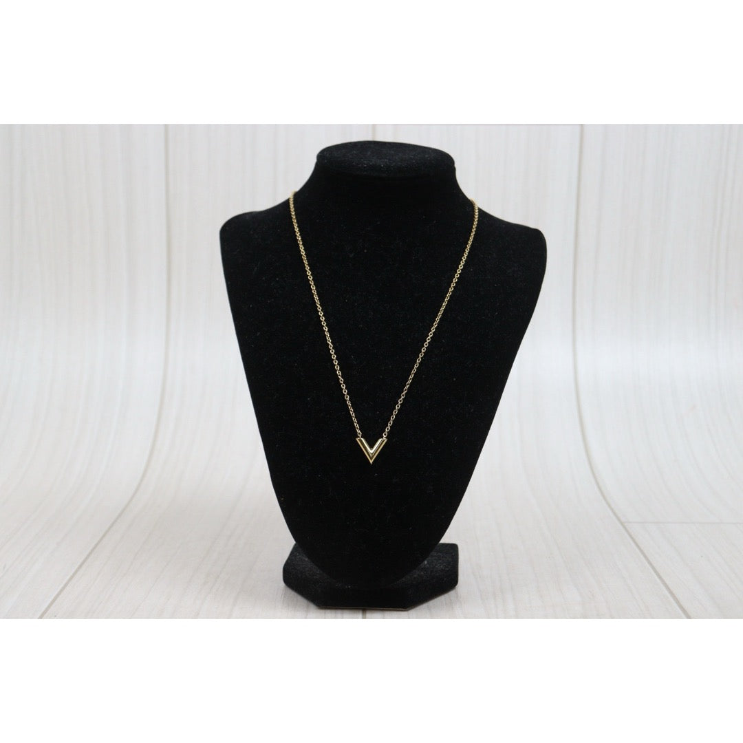 Include Authentic Detective Certificate of Authenticity｜Very Good ( Rank A) ｜  Louis Vuitton Collier Essential V Necklace ｜26041306