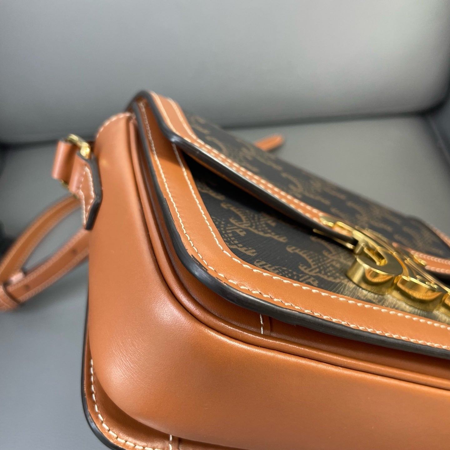 Very Good ( Rank A) ｜ CELINE Triomphe Teen Shoulder Bag