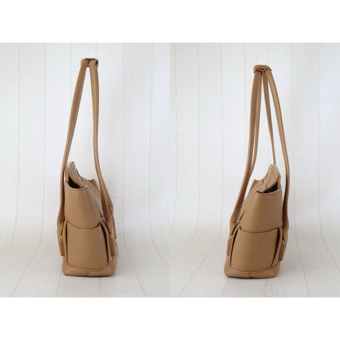 Include Entrupy Certificate of Authenticity｜Good ( Rank AB)｜ Bottega Veneta Arco 33 Calfskin Camel Shoulder Bag｜S26083012