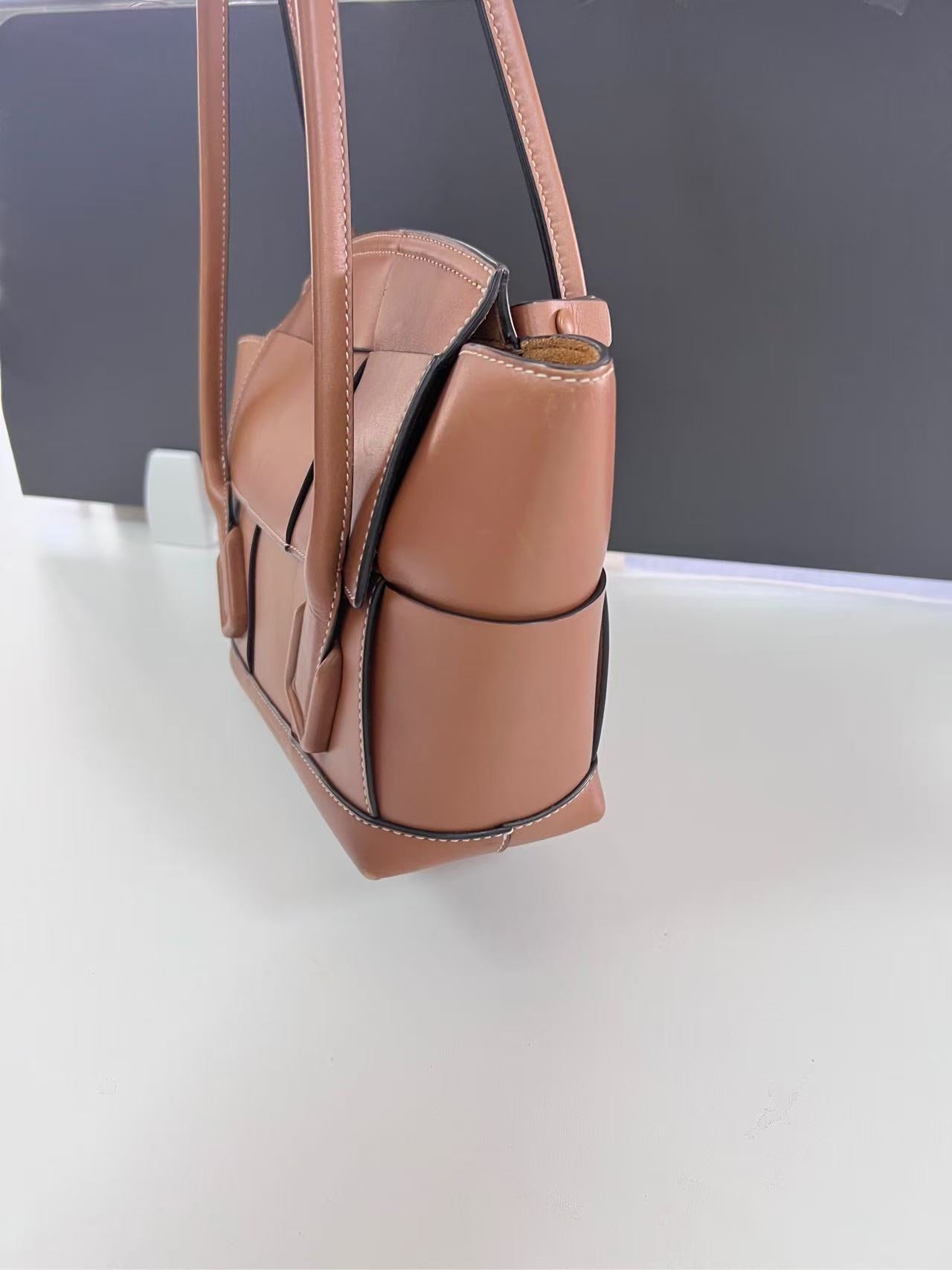 Bottega Veneta arco 33 Bag