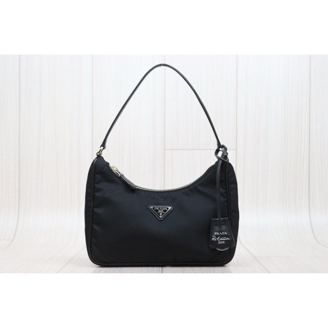Very Good ( Rank A) ｜ PRADA Re-Edition 2005 HOBO HandBag Black｜S25101608