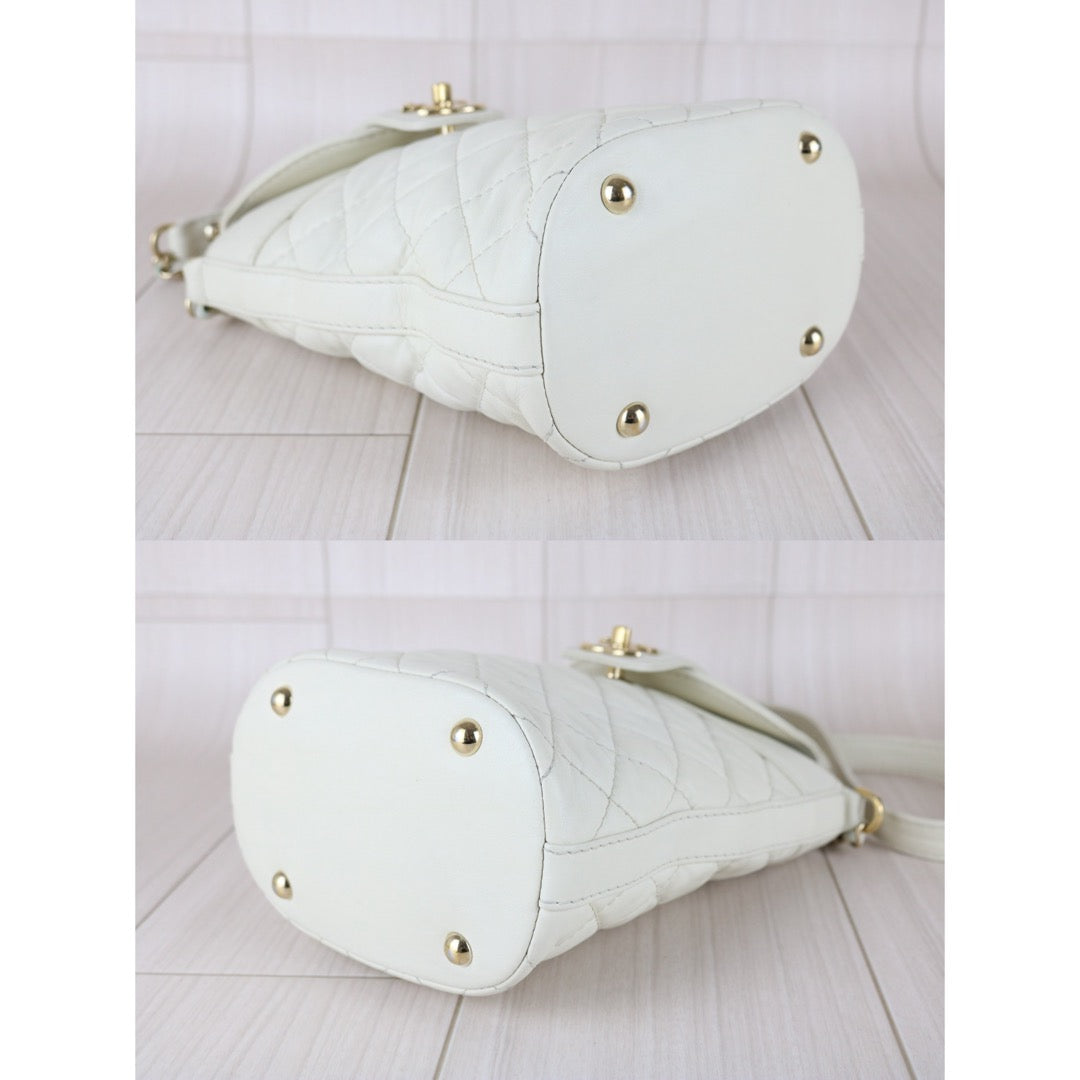 Include Entrupy Certificate of Authenticity｜Good ( Rank AB) ｜CHANEL Calf Leather  Potato Bucket Chain Shoulder Bag White Made in 2018-2019Year｜Y26012004
