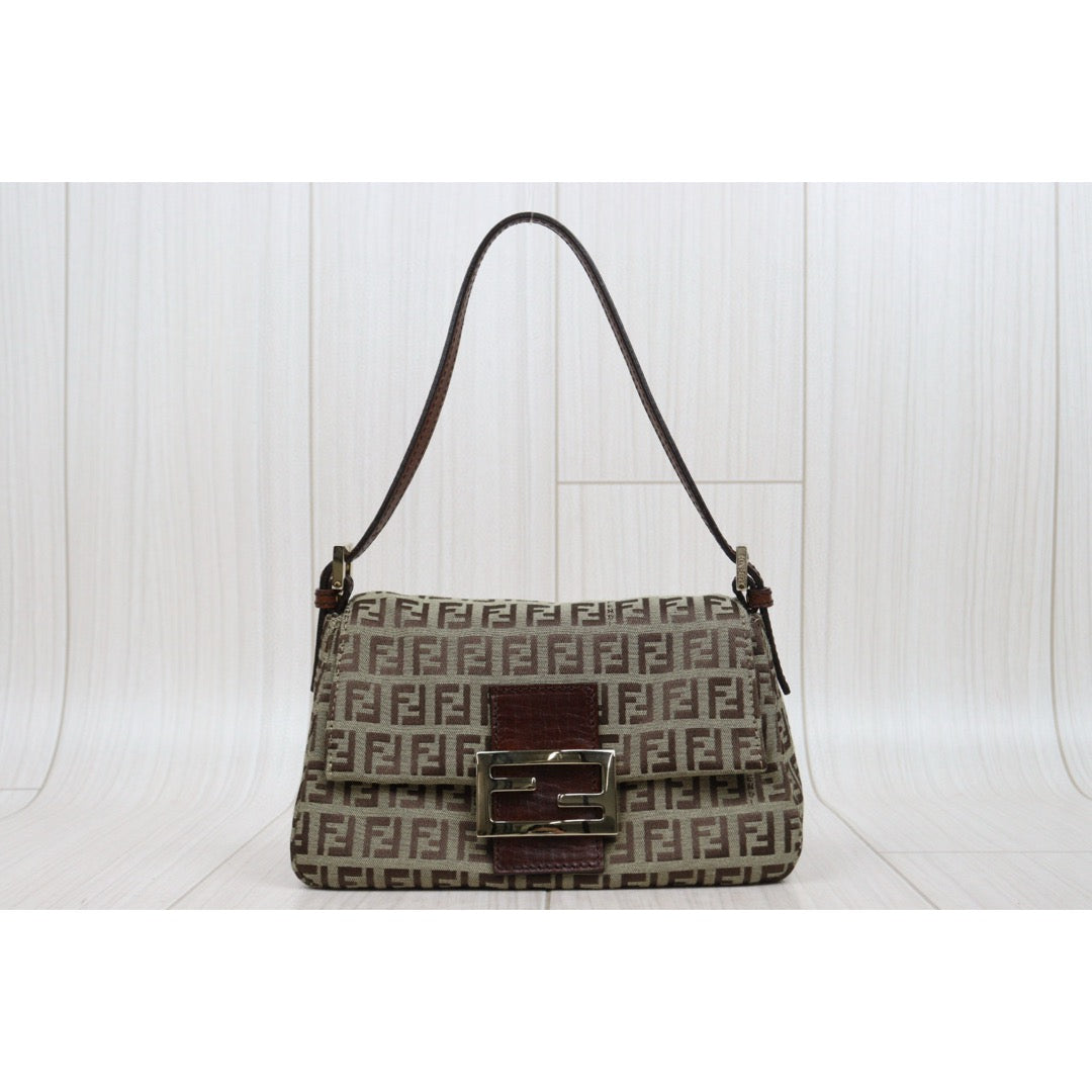 Very Good ( Rank A)｜ FENDI Mamma Baguette Shoulder Bag  Gold Hardware｜25050803