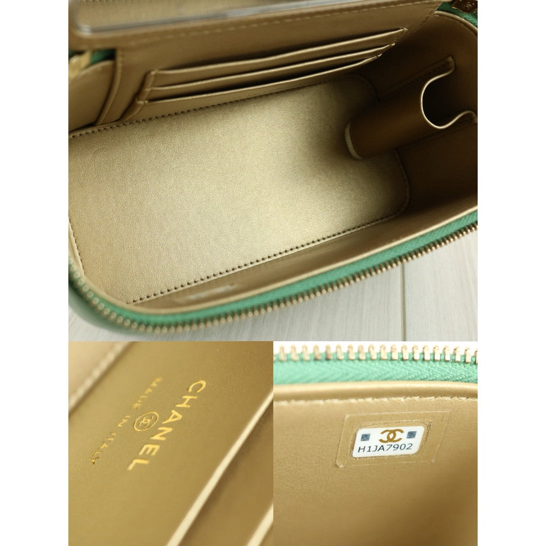 Very Good ( Rank A)｜ CHANEL Matrasse Lamb Skin Vanity Shoulder Bag Green｜R24111208