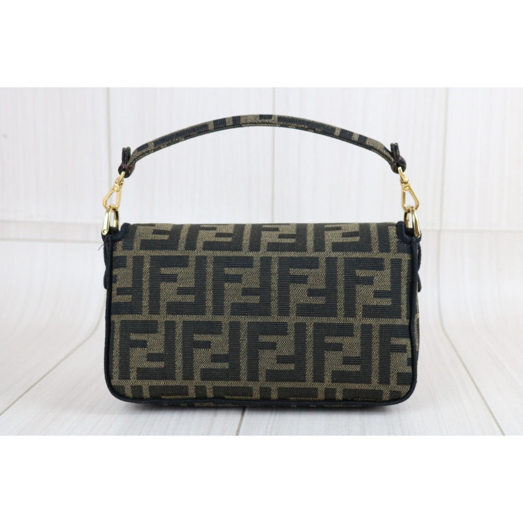 Include Entrupy Certificate of Authenticity｜Very Good ( Rank A)｜ FENDI Mamma Baguette Shoulder Bag  PM Gold Hardware Current Model｜S26090803