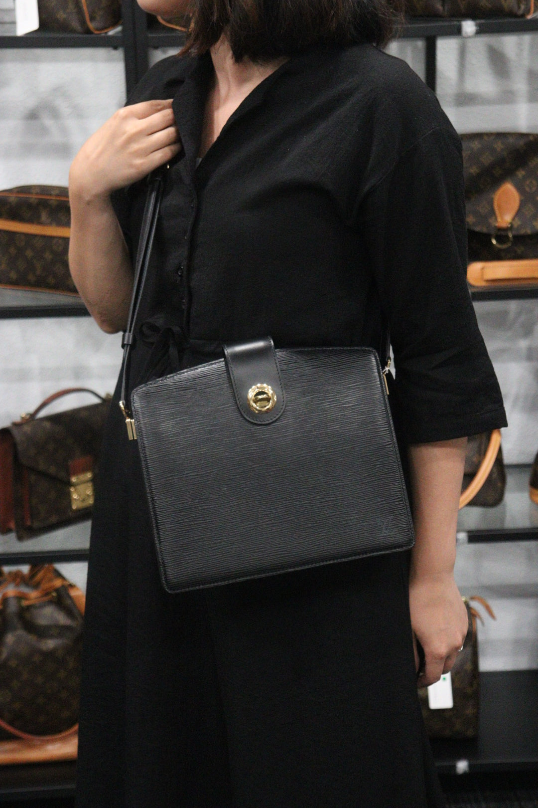 Rank A｜ LV Epi Shoulder Bag Black｜23082605