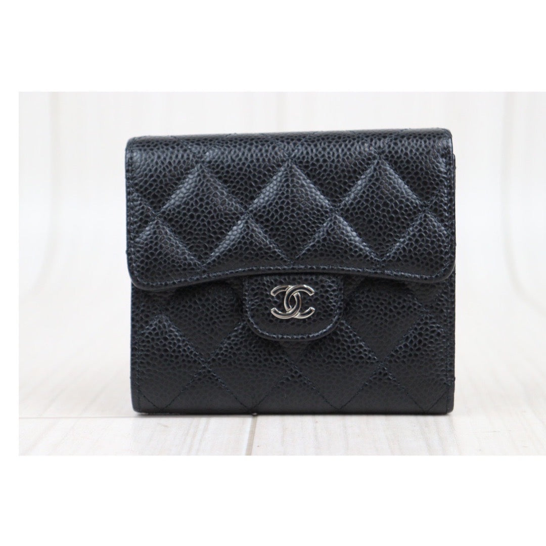 Rank A ｜Chanel Caviar Skin Tri-fold Wallet Black Made in 2018 Year｜23110701