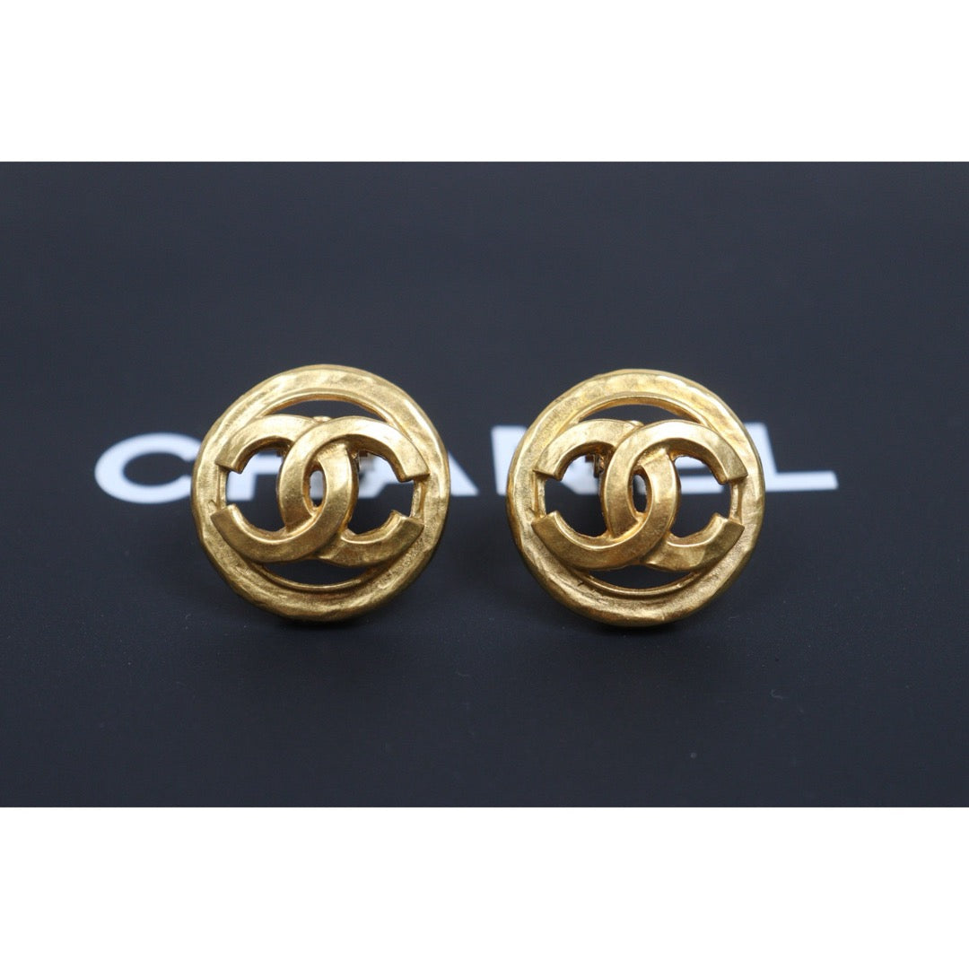Include Authentic Detective Certificate of Authenticity｜Very Good ( Rank A) ｜CHANEL 94P Coco Mark Golden Earrings Made In 1994 Year ｜26061802