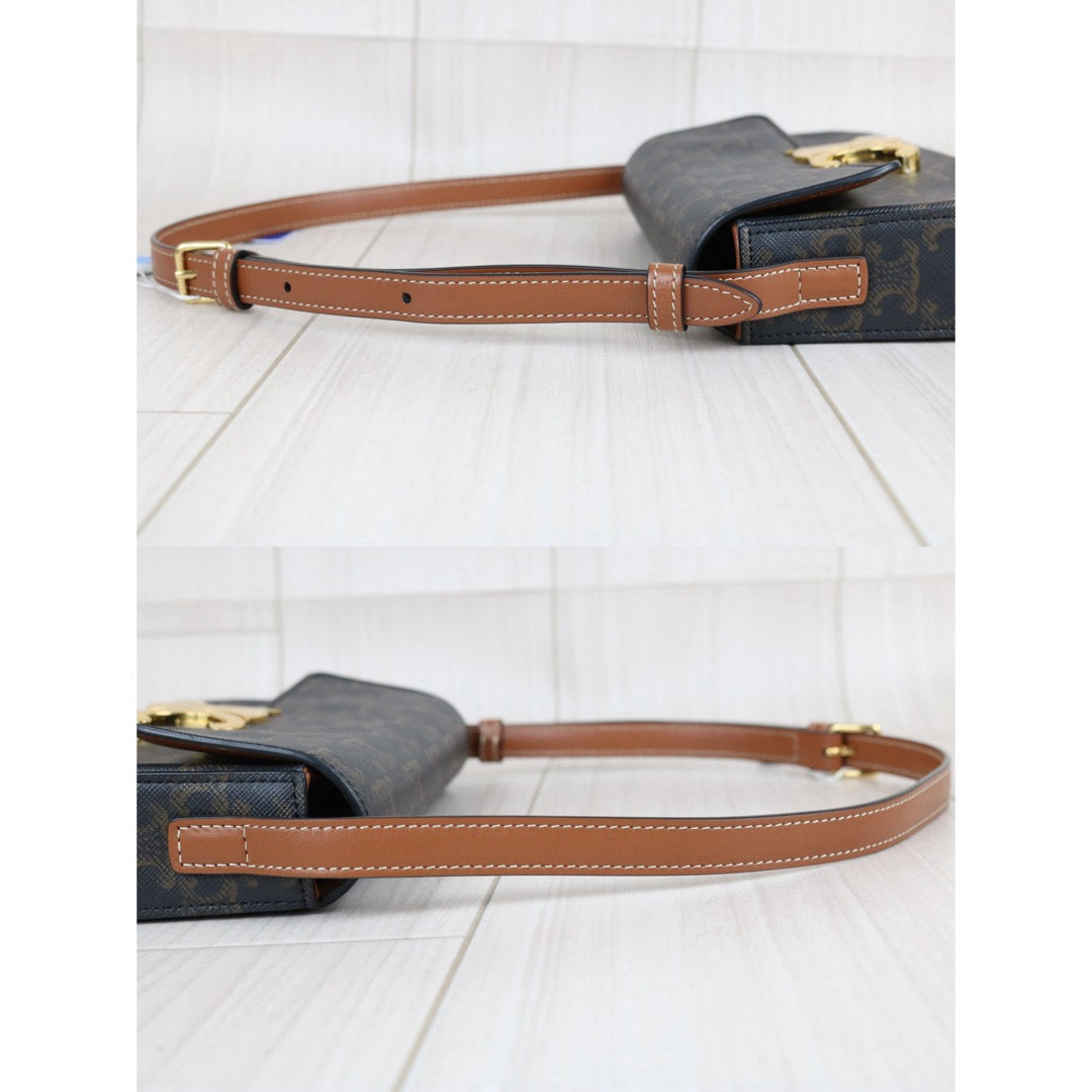 Include Entrupy Certificate of Authenticity｜Very Good ( Rank A)｜ CELINE Macadam Triomphe Shoulder Bag  Golden Hardware｜S26061202