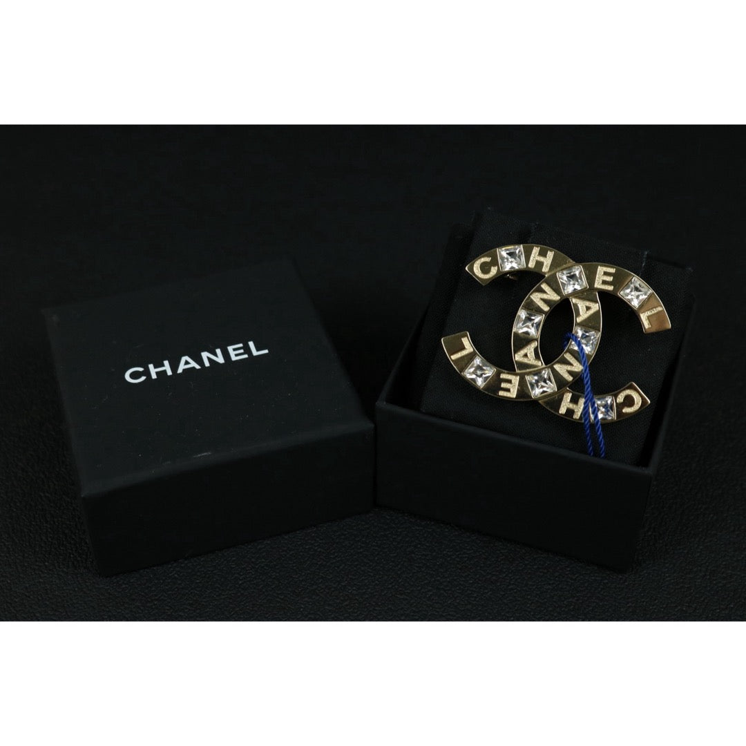 Include Authentic Detective Certificate of Authenticity｜Very Good ( Rank A)｜ CHANEL A21P Coco Mark  Rhinestone Brooch ｜S26051101