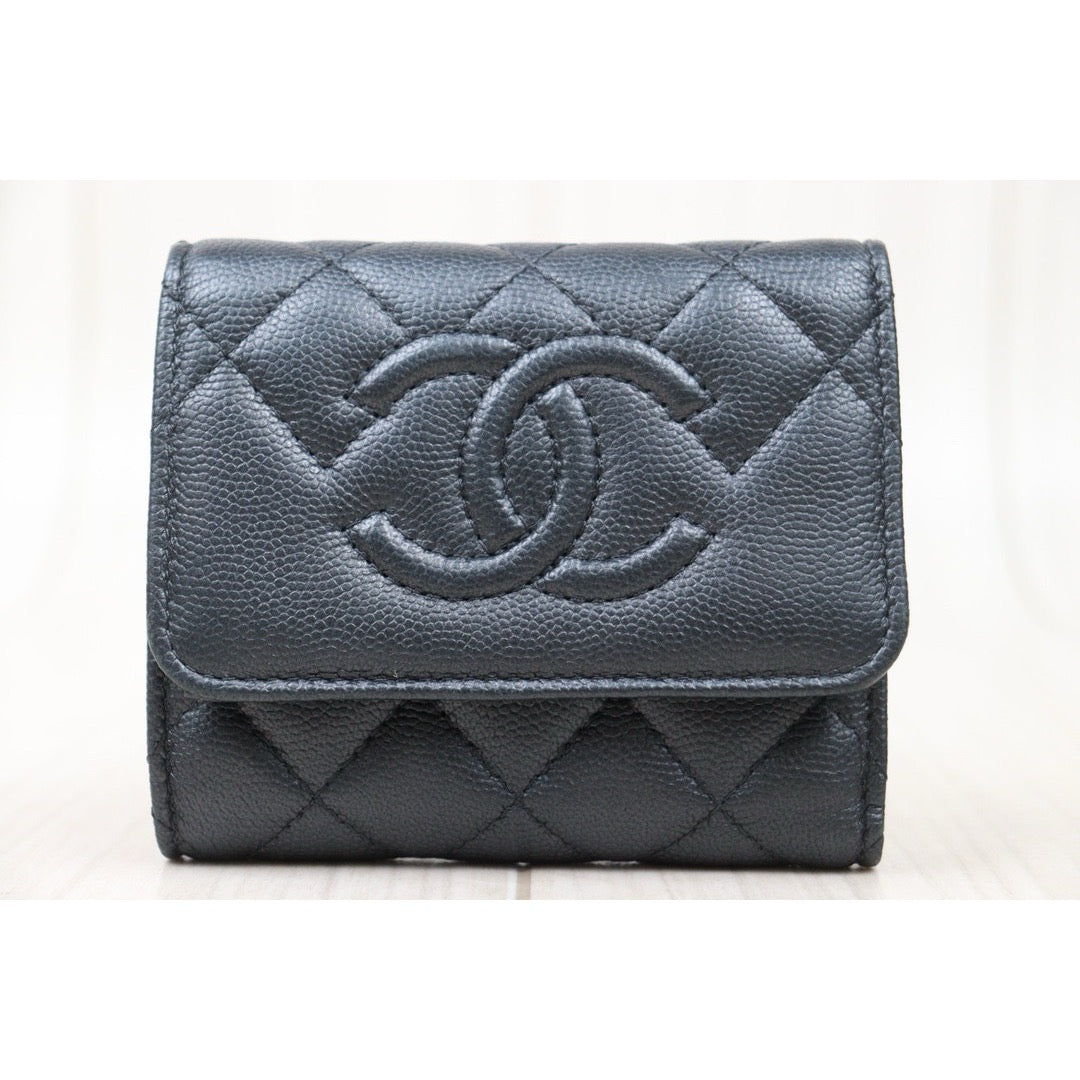 Very Good ( Rank A) ｜CHANEL Caviar Skin Leather Calf Leather  Wallet Grey Made In 2017-2018 Year｜24121917