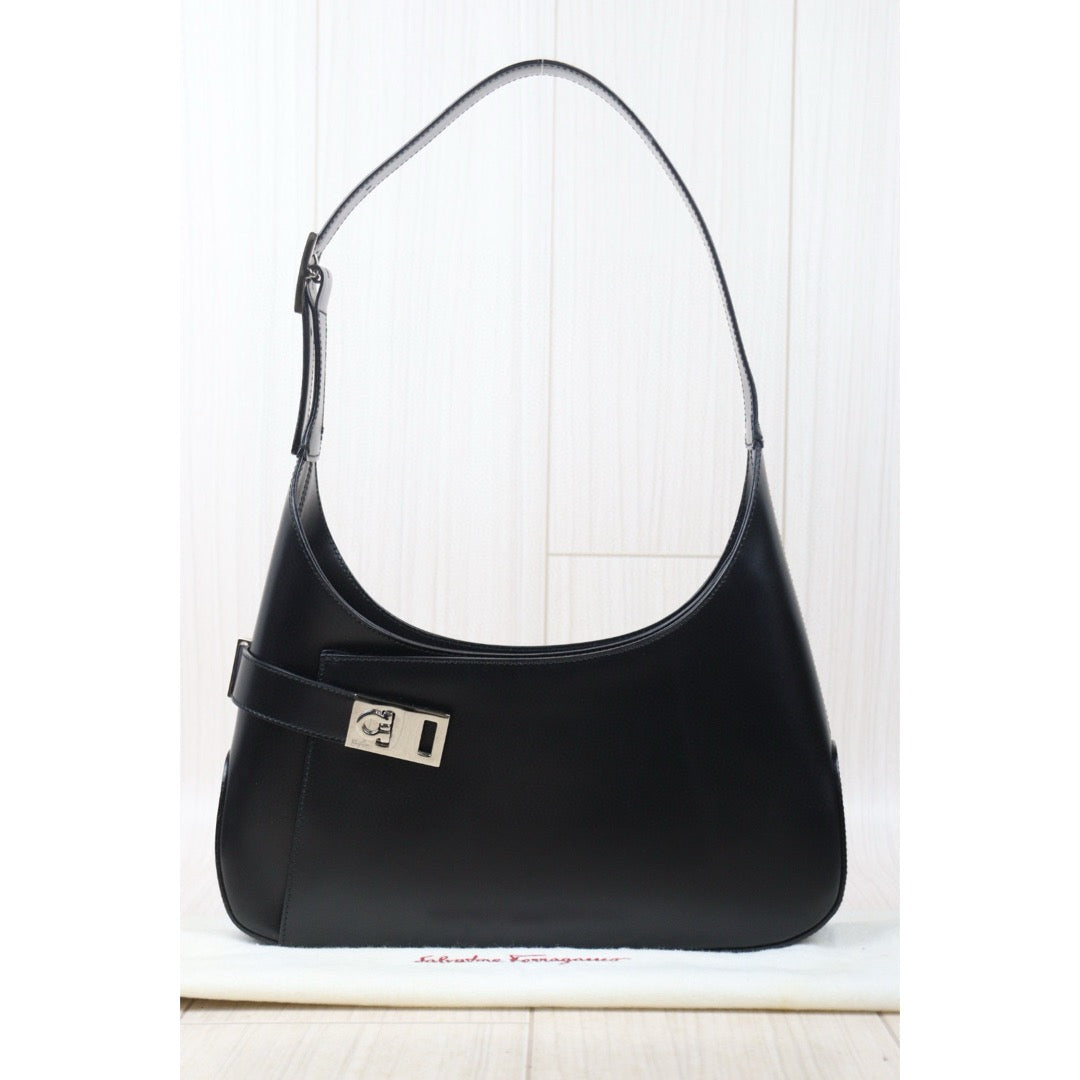 Very Good ( Rank A) ｜Ferragamo Calf Leather Shoulder Bag Black｜24102417