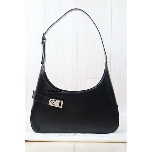 Very Good ( Rank A) ｜Ferragamo Calf Leather Shoulder Bag Black｜24102417